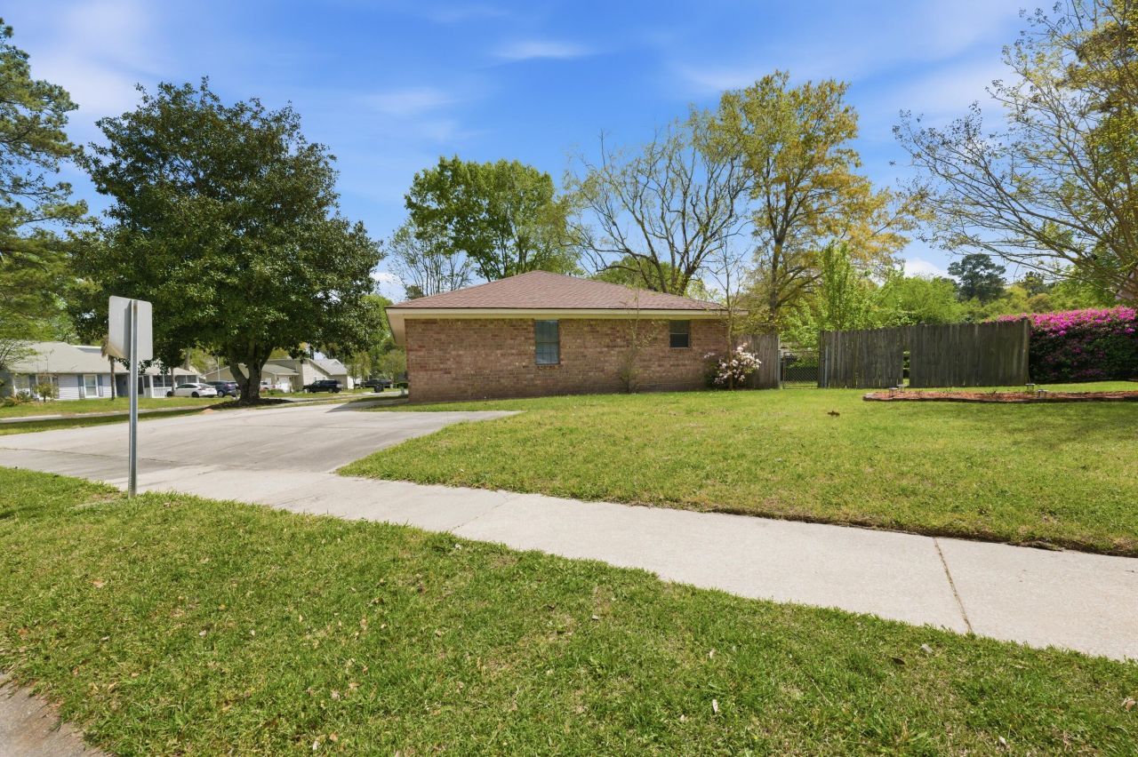 101 Carriage Lane Photo 24