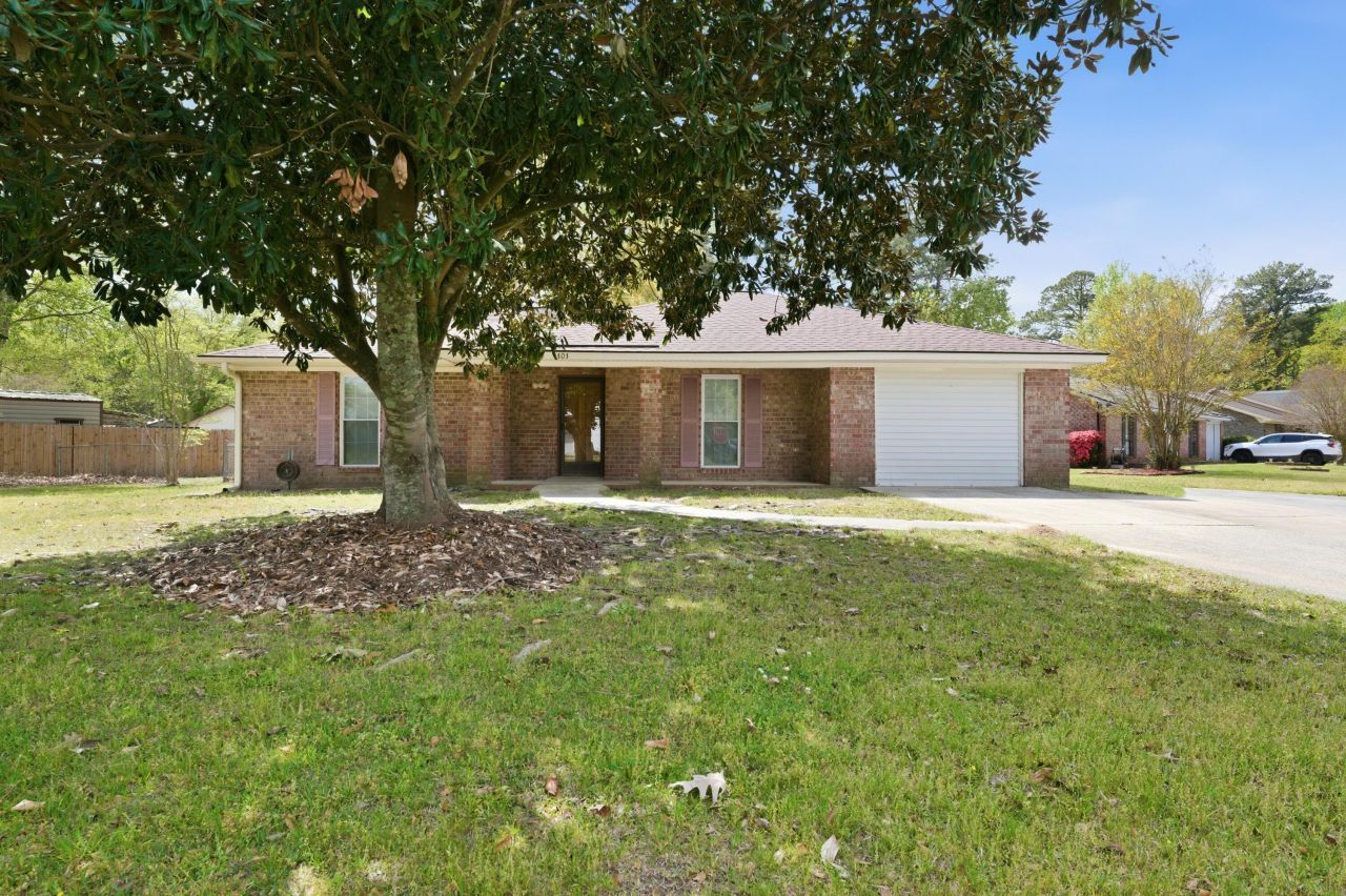 101 Carriage Lane Photo 7