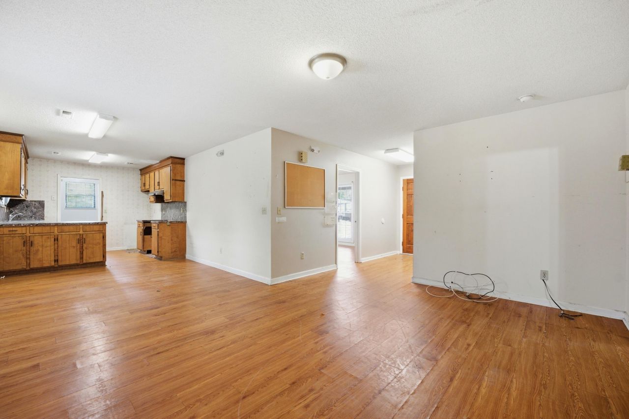 101 Carriage Lane Photo 8