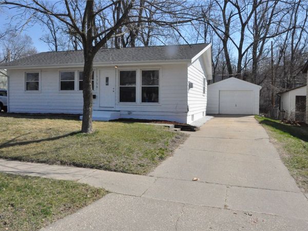 1208 38th Street SE, Cedar Rapids, IA 52403