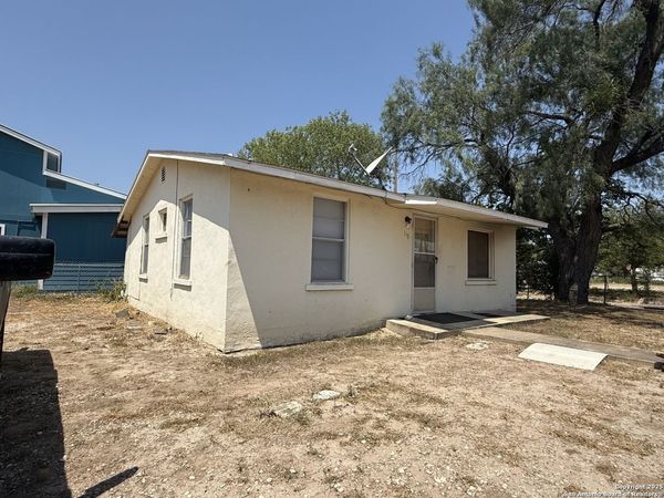 113 claudia, Uvalde, TX 78801