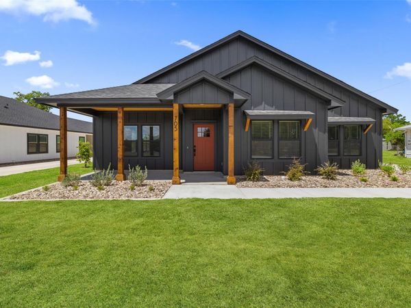 705 Sloan ST , Taylor, TX 76574