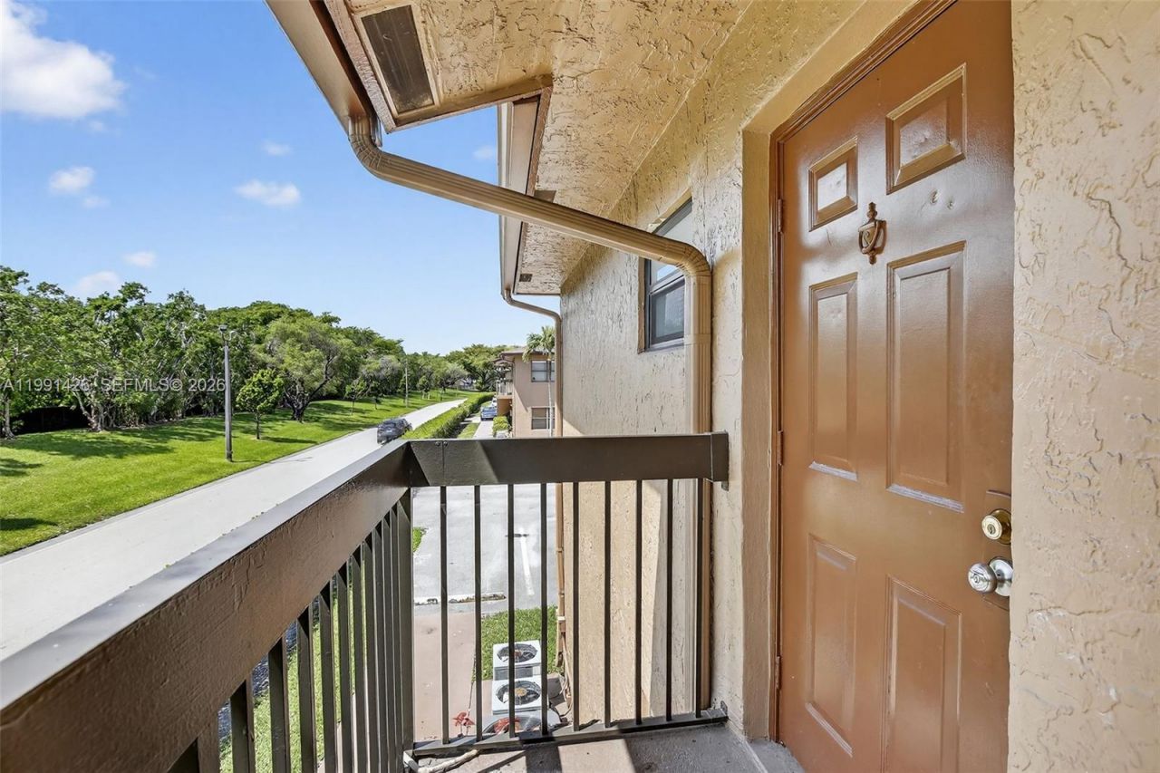 10002 Winding Lake Rd, Unit 204, Sunrise, FL 33351 Photo