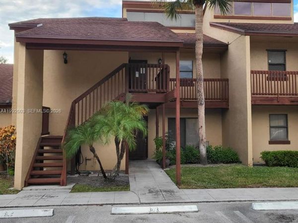 302 Lakeview Dr, Unit E, Royal Palm Beach, FL 33411