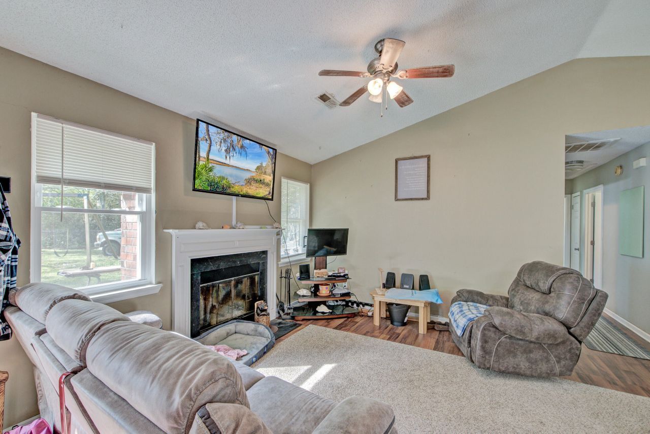 102 Nancy Lane Photo 5