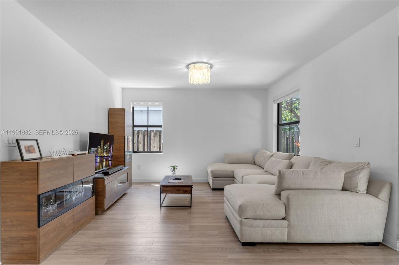 9761 NW 9th St, Miami, FL 33172 Photo