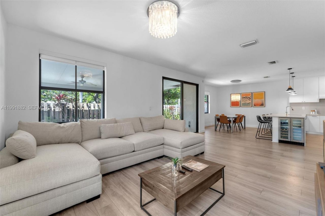 9761 NW 9th St, Miami, FL 33172 Photo