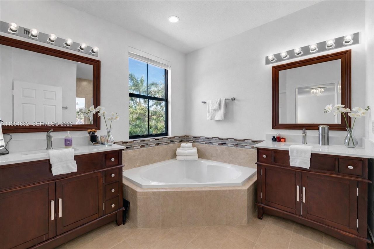 9761 NW 9th St, Miami, FL 33172 Photo