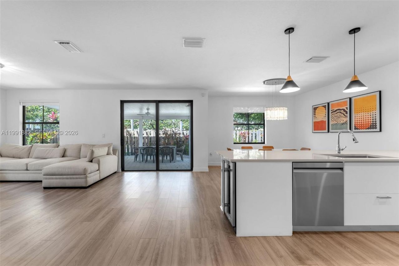 9761 NW 9th St, Miami, FL 33172 Photo