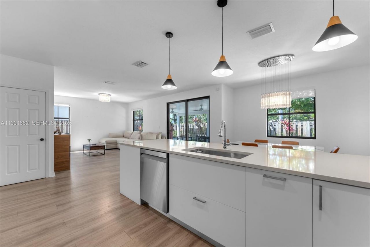 9761 NW 9th St, Miami, FL 33172 Photo