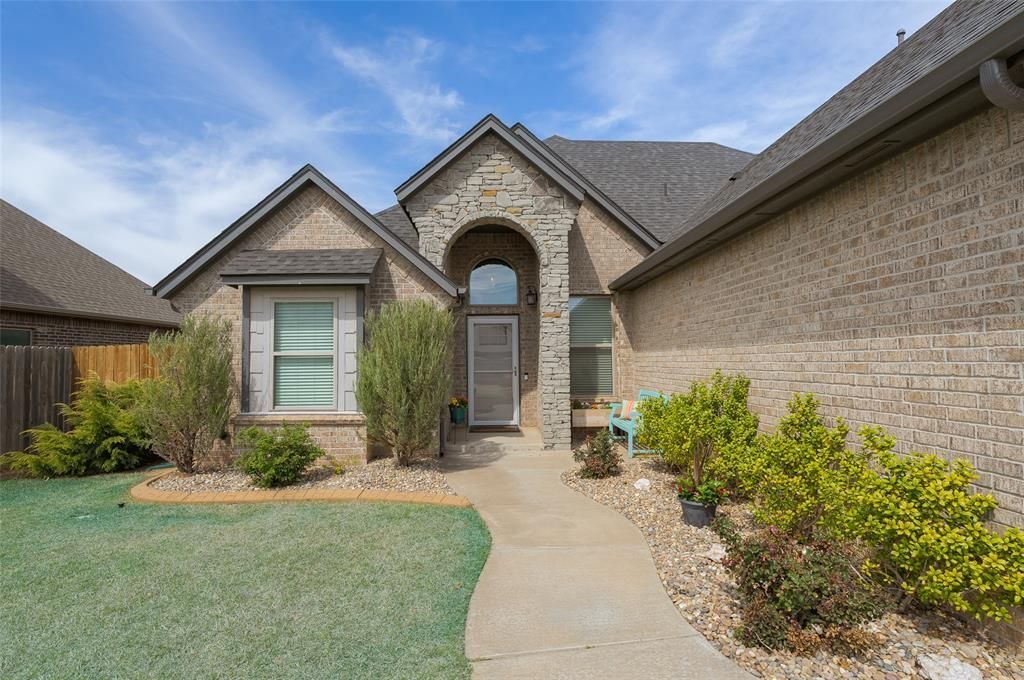 9305 NW 80th Street, Yukon, OK 73099 Main Photo