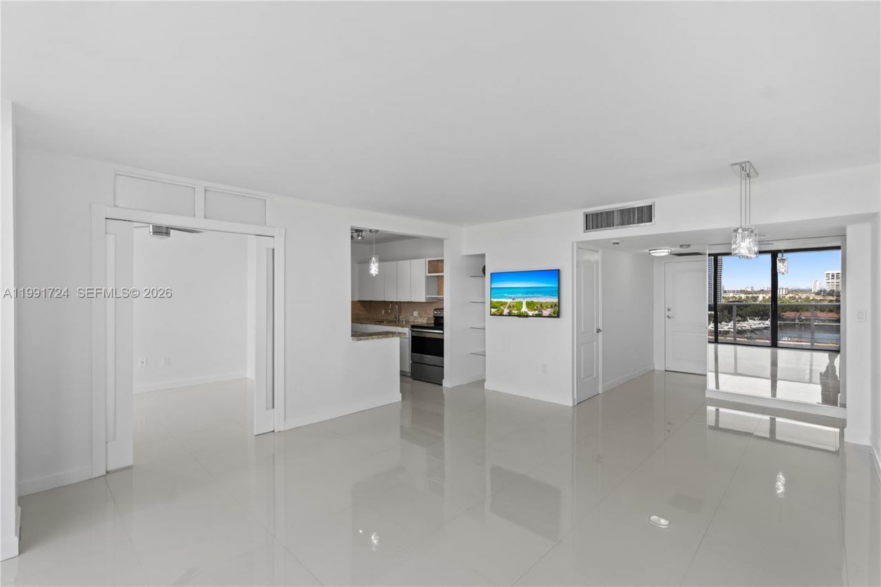 3675 N Country Club Dr , Unit 1501, Aventura, FL 33180 Photo