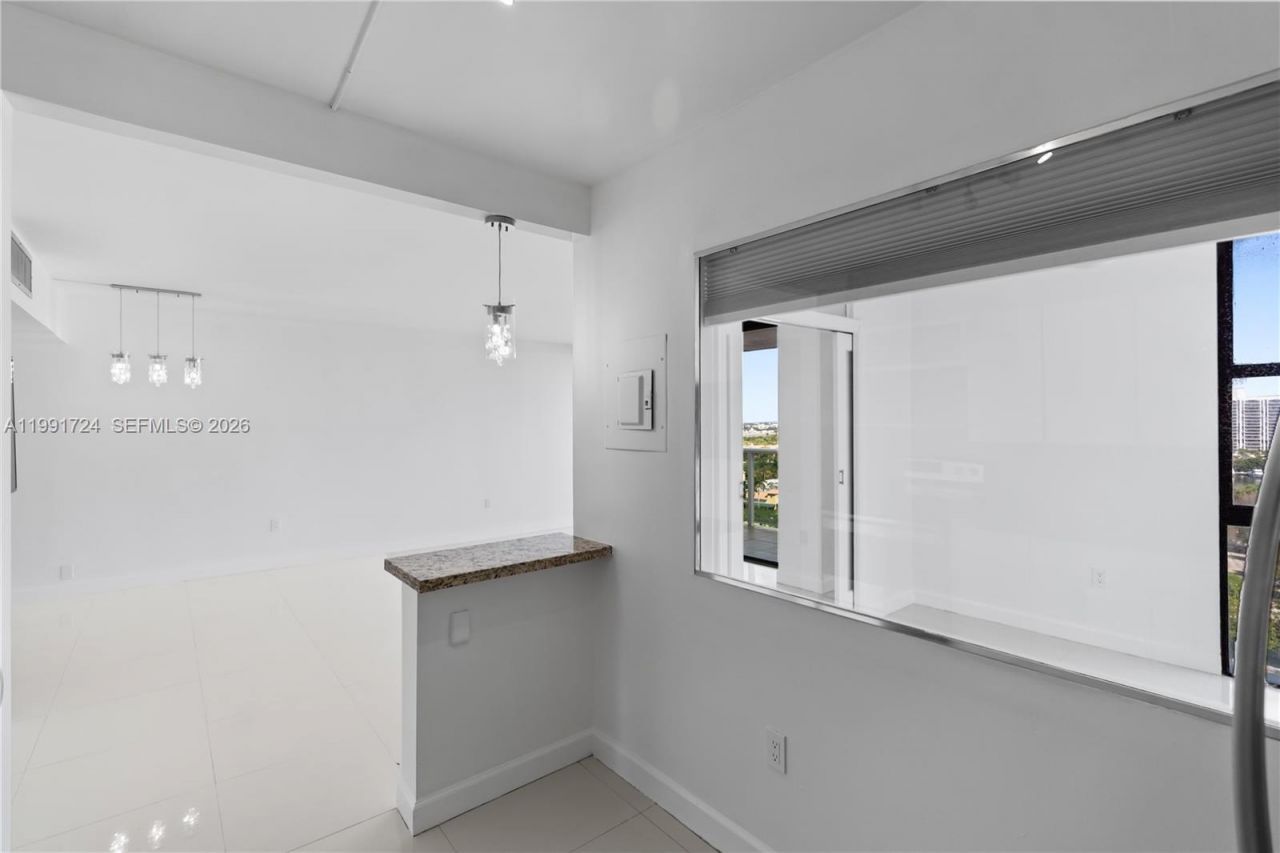 3675 N Country Club Dr, Unit 1501, Aventura, FL 33180 Photo