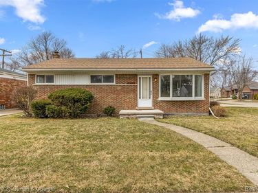 32819 Jefferson Avenue, St. Clair Shores, MI 48082