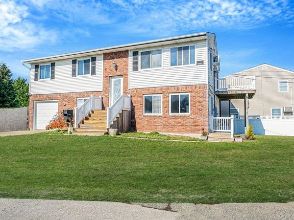 4 Bay Place , Lindenhurst, NY 11757
