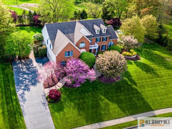 5 Erin Court , Kendall Park, NJ 08824