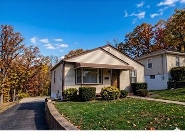 420 Violet Dr, Lower Burrell, PA 15068