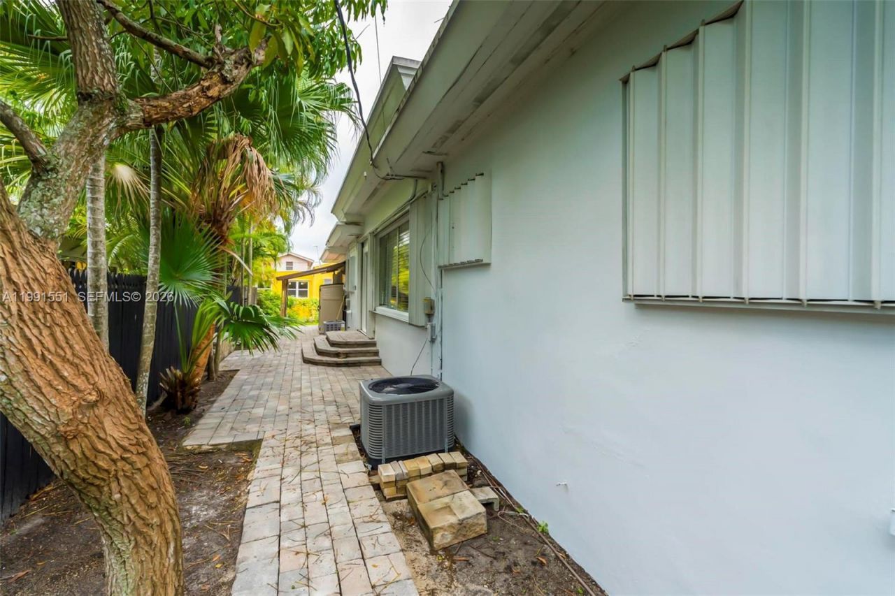 2300 SW 24th St , Miami, FL 33145 Photo