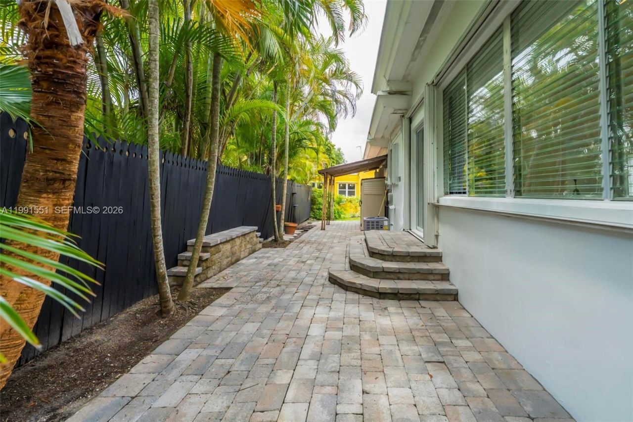 2300 SW 24th St , Miami, FL 33145 Photo