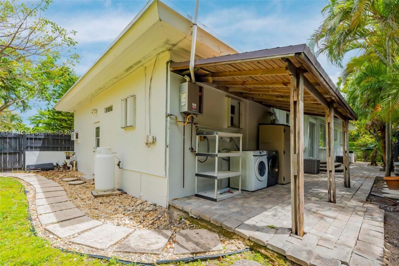 2300 SW 24th St , Miami, FL 33145 Photo