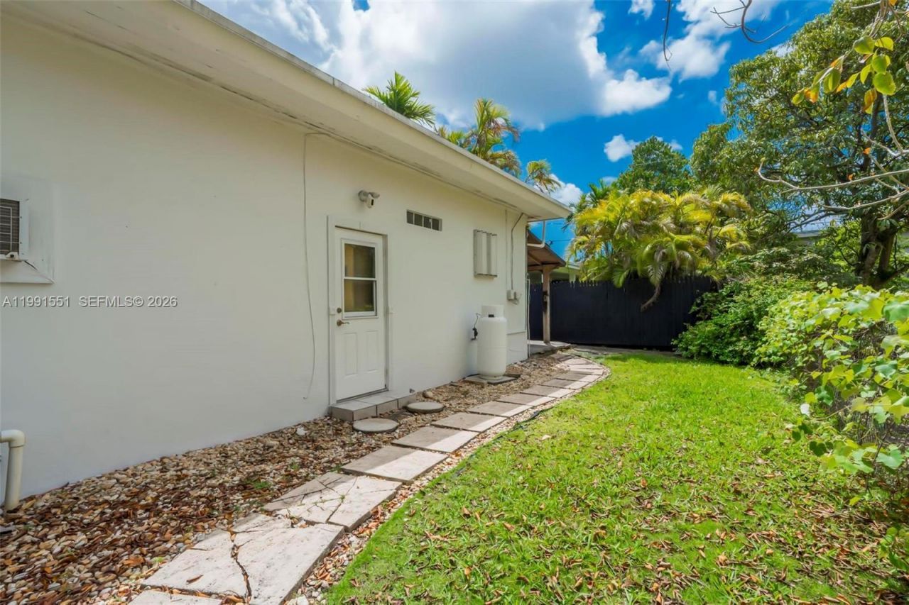 2300 SW 24th St , Miami, FL 33145 Photo