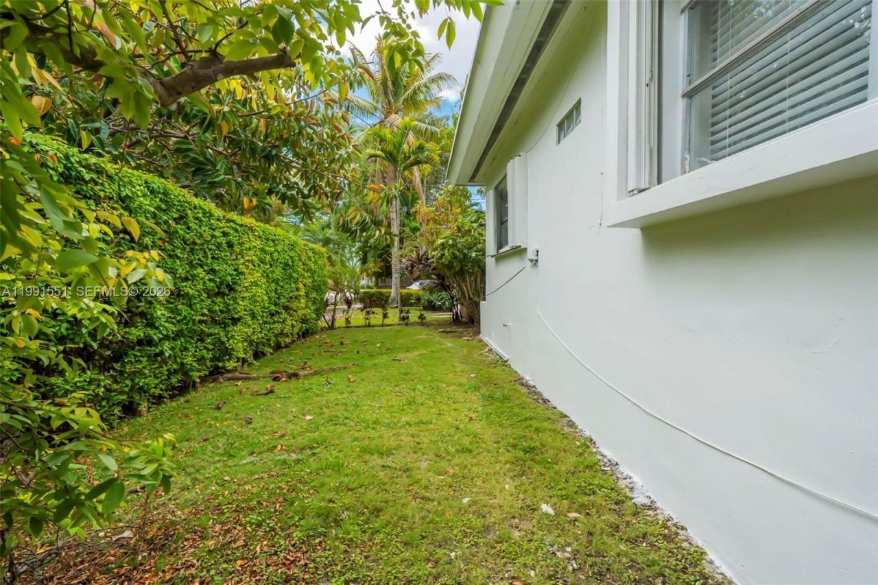 2300 SW 24th St , Miami, FL 33145 Photo