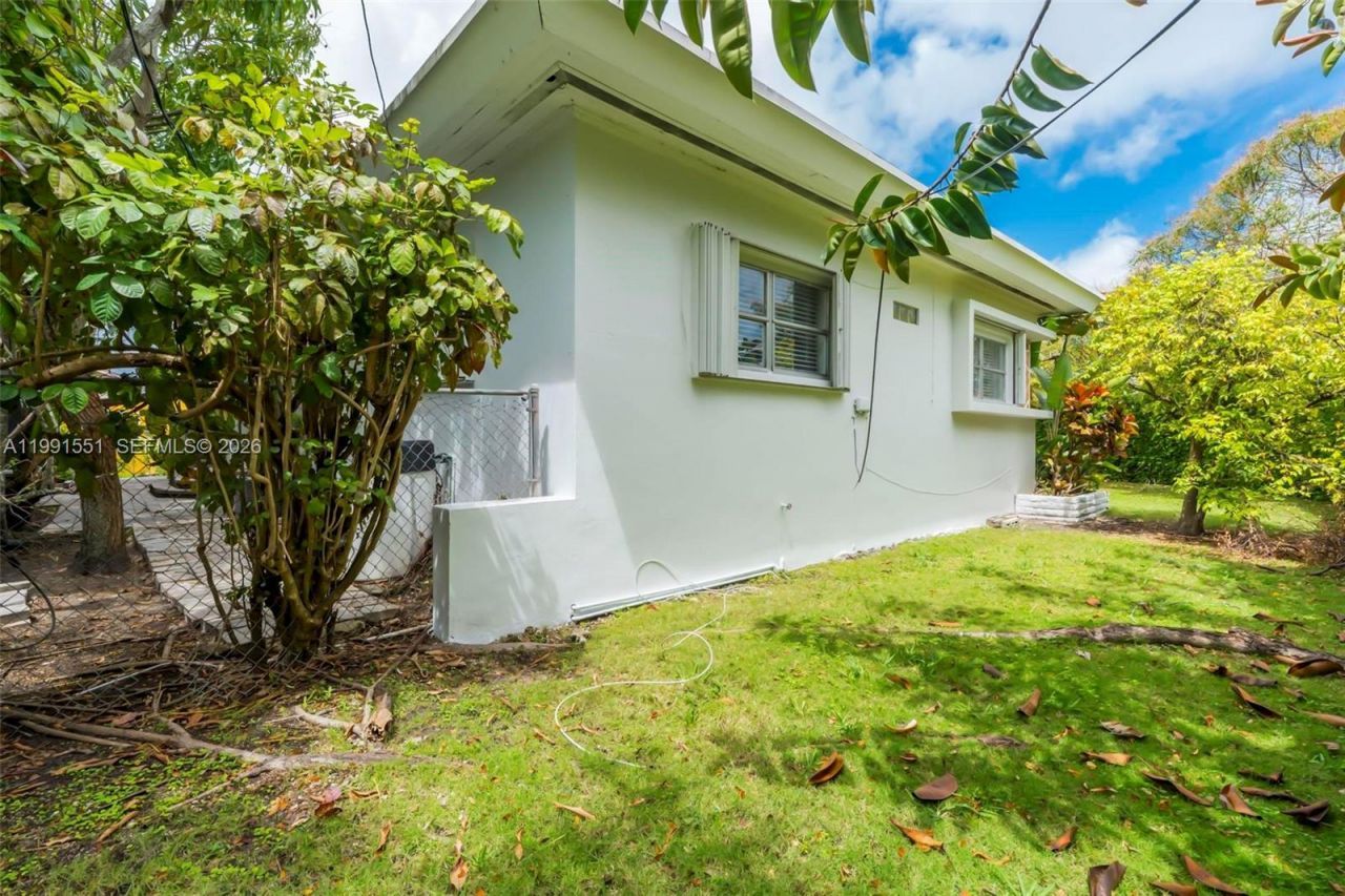 2300 SW 24th St , Miami, FL 33145 Photo