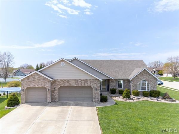 177 OAK HILL Drive, Maryville, IL 62062