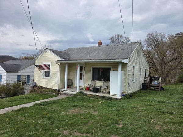 27 Dunn St, Peterstown, WV 24963