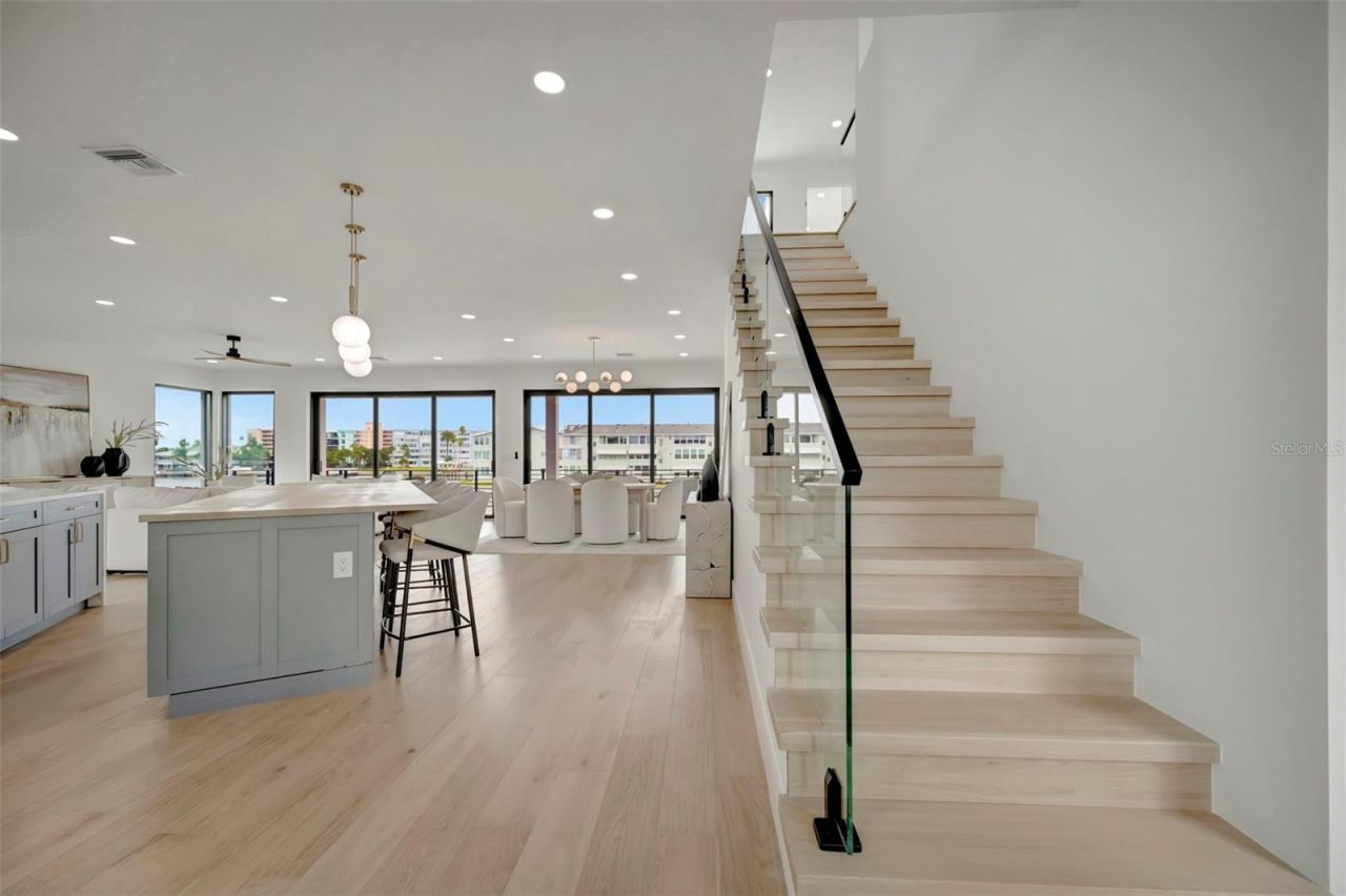 7176 S Shore Drive S, Saint Petersburg, FL 33707 Photo