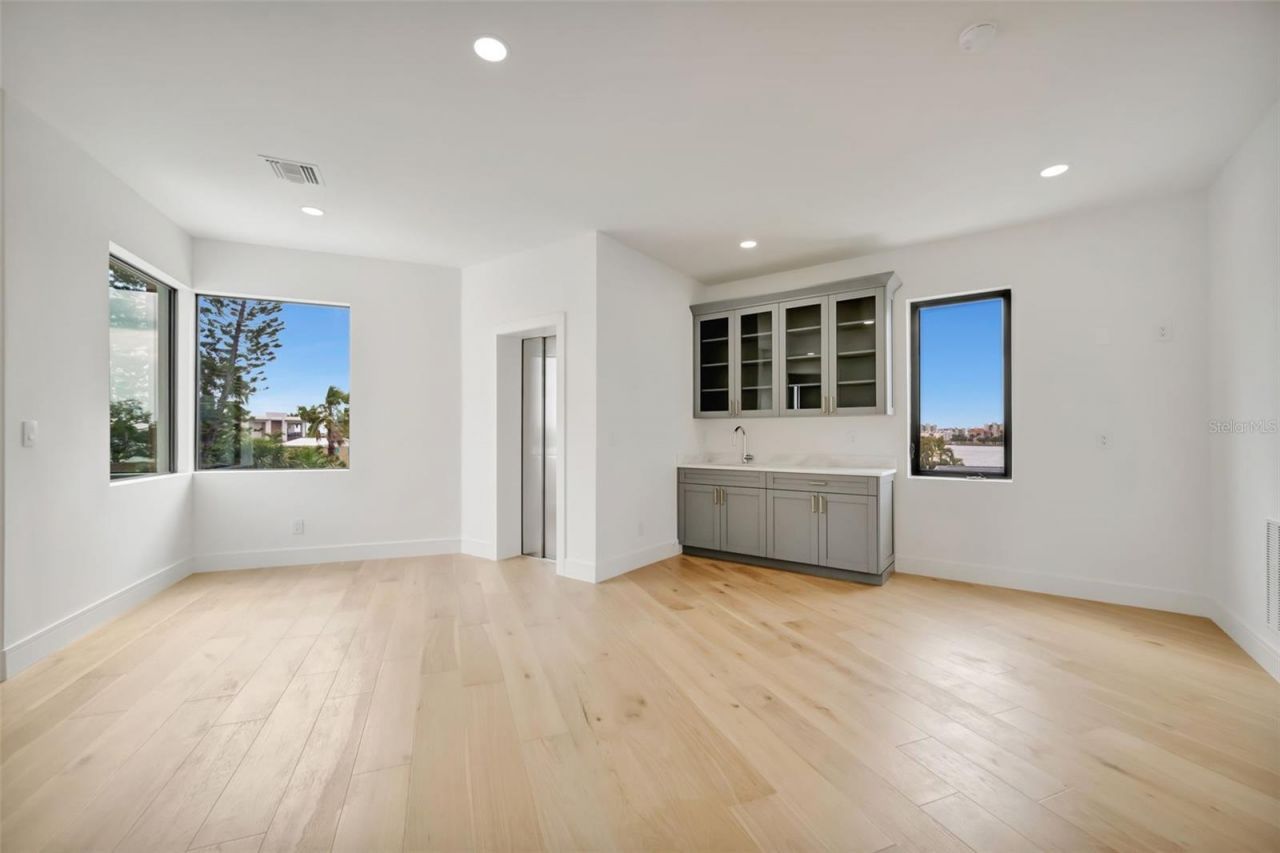 7176 S Shore Drive S, Saint Petersburg, FL 33707 Photo