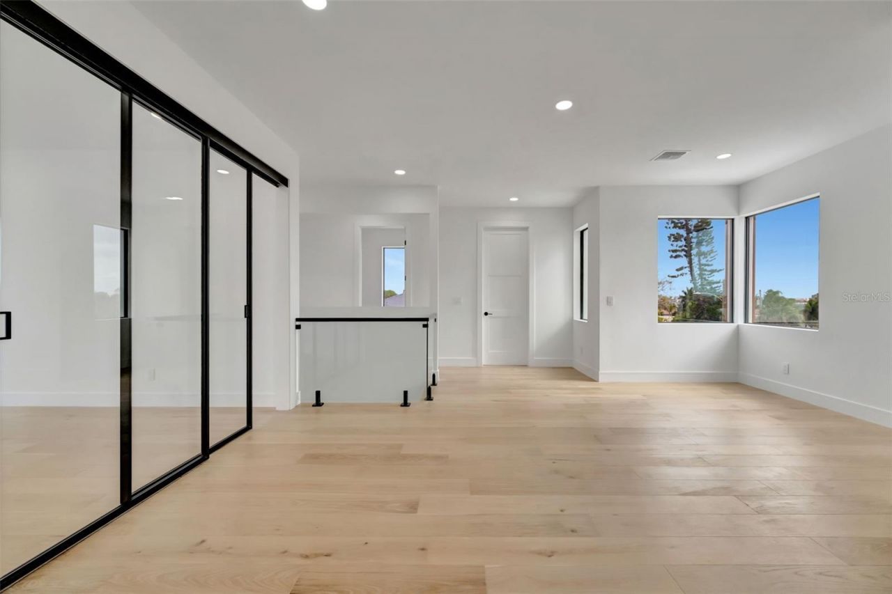 7176 S Shore Drive S, Saint Petersburg, FL 33707 Photo