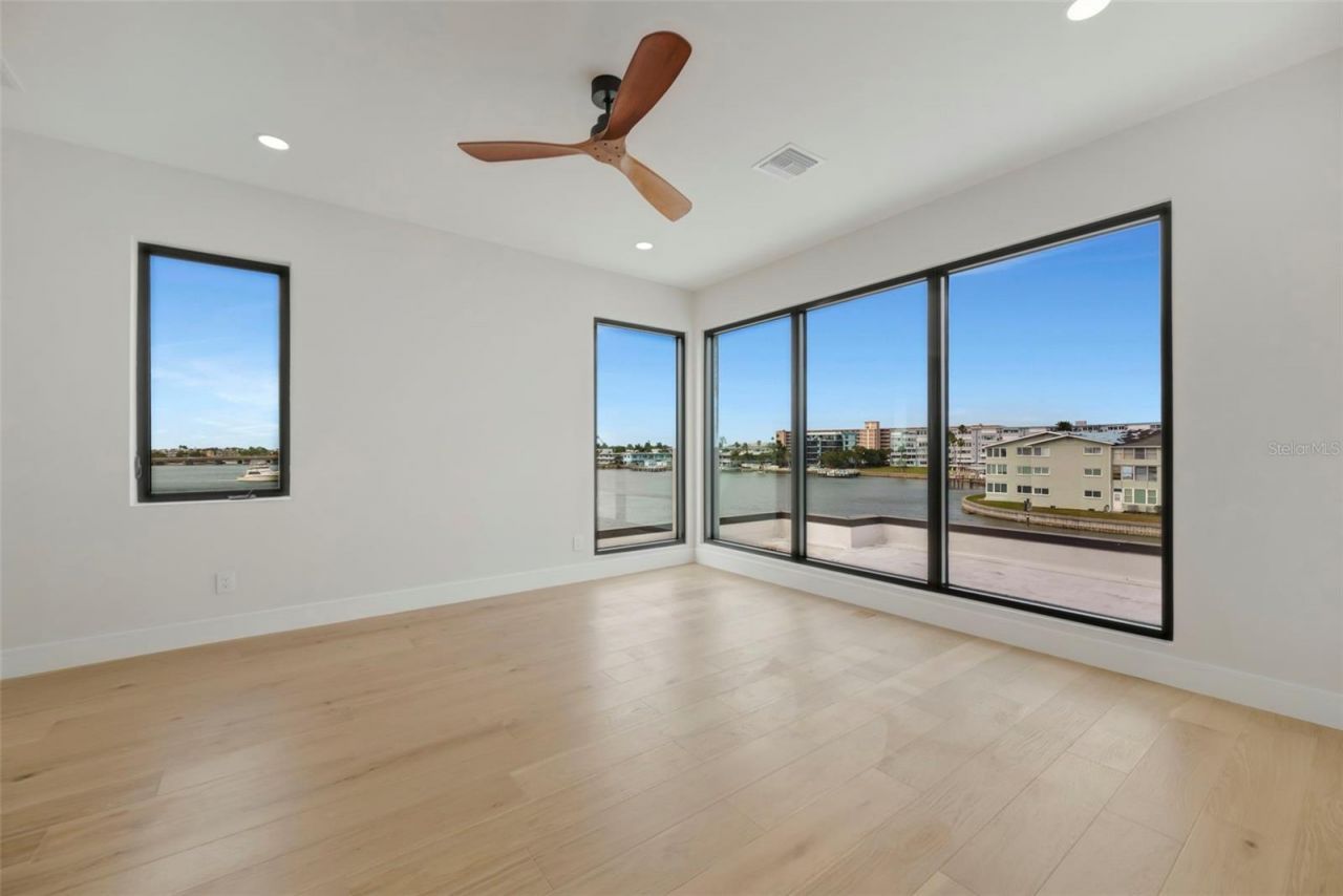 7176 S Shore Drive S, Saint Petersburg, FL 33707 Photo