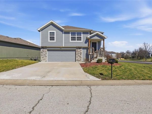 21721 North Ridge, Peculiar, MO 64078