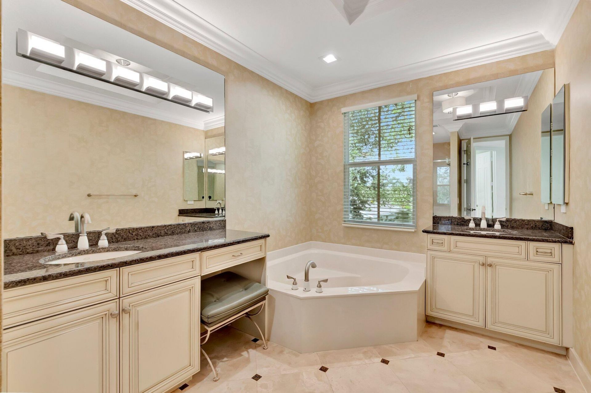 100 W Prive Circle, Delray Beach, FL 33445 Photo