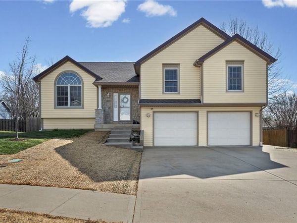 654 Holiday Lane, Lansing, KS 66043