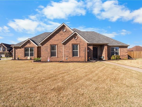 305 W Camelot Drive, Rogers, AR 72756