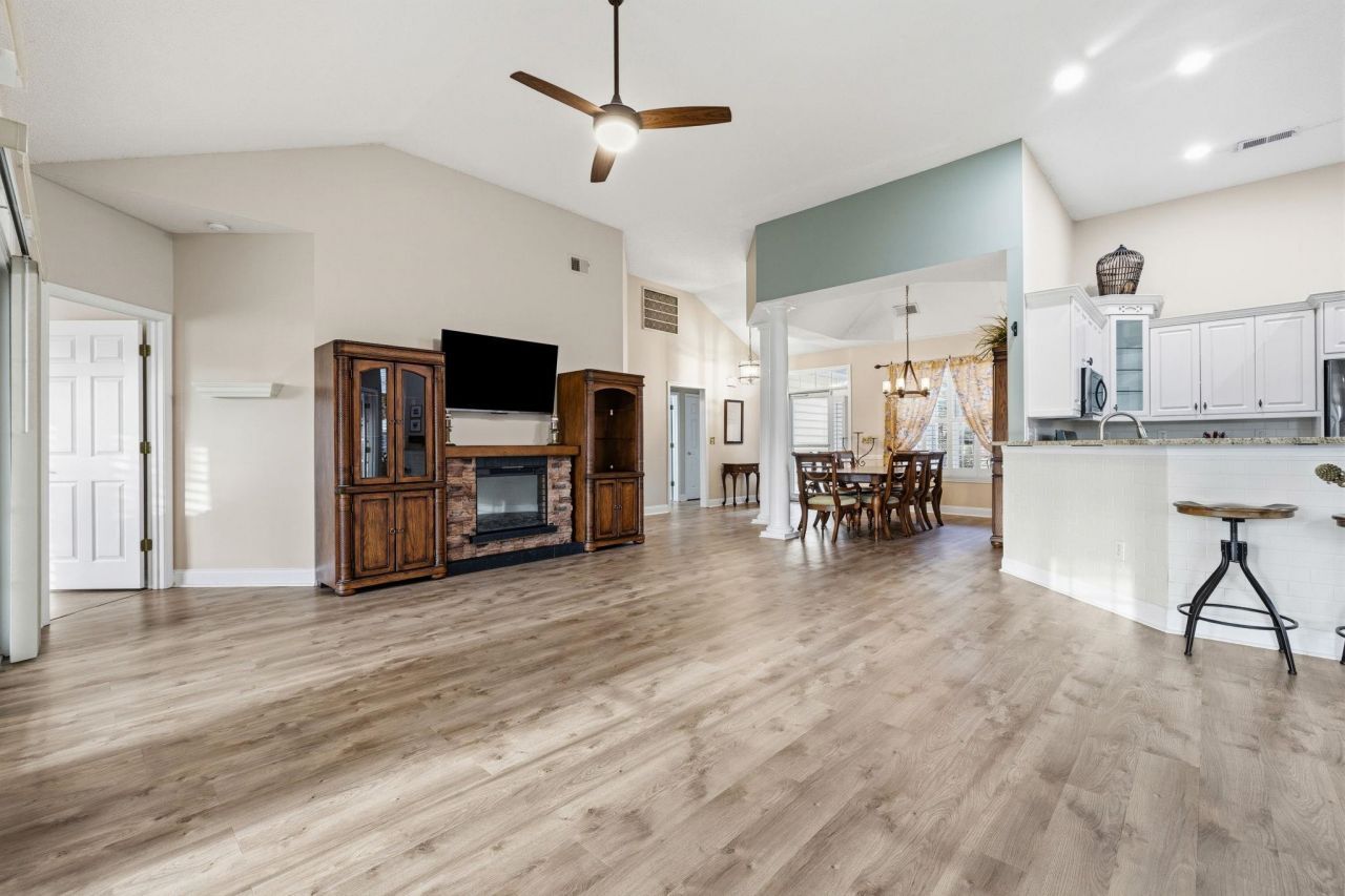 4811 Seabreeze Ln.  Photo 7