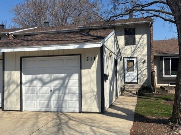 211 Applewood Lane, Bloomingdale, IL 60108