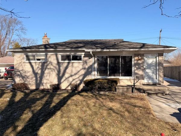 6582 Sterling Court, Garden City, MI 48135