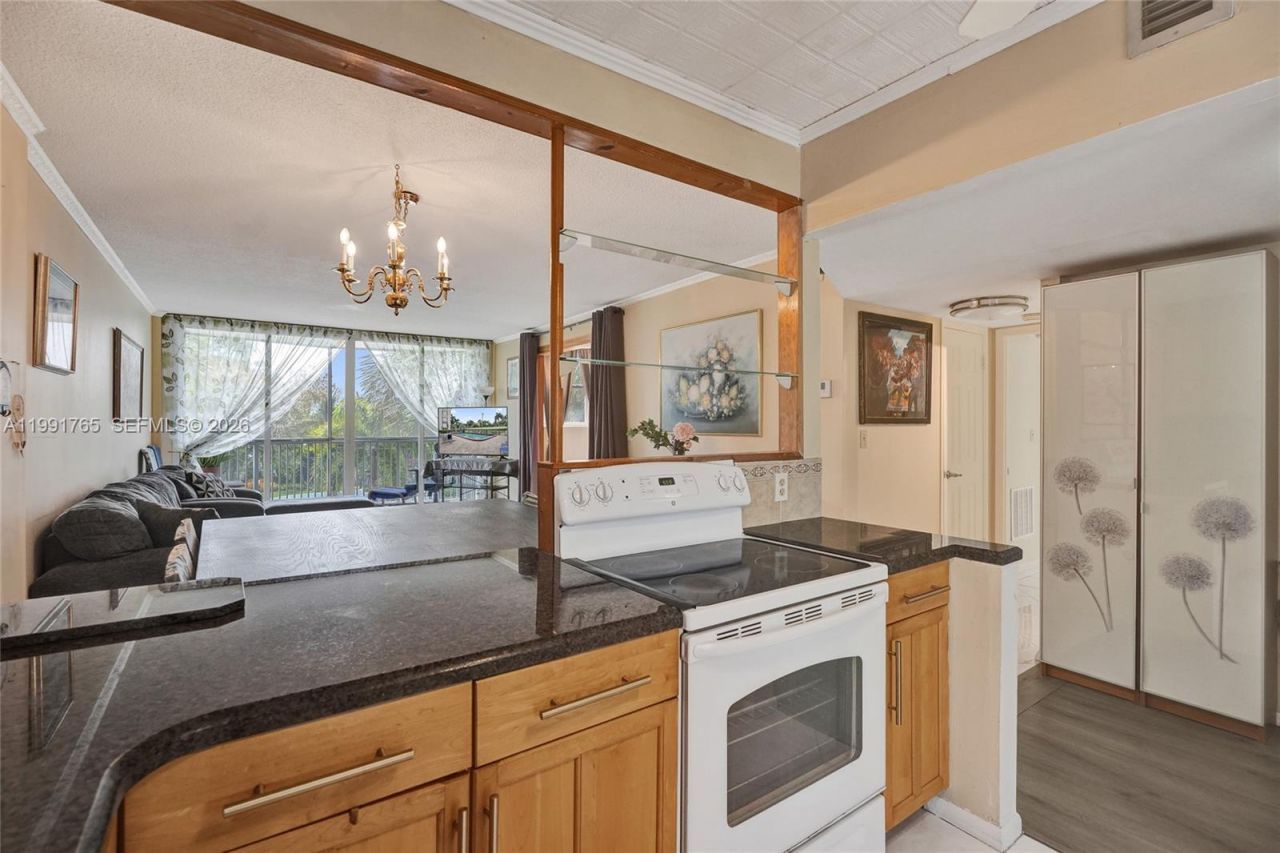 3181 S Ocean Dr , Unit 305, Hallandale Beach, FL 33009 Photo