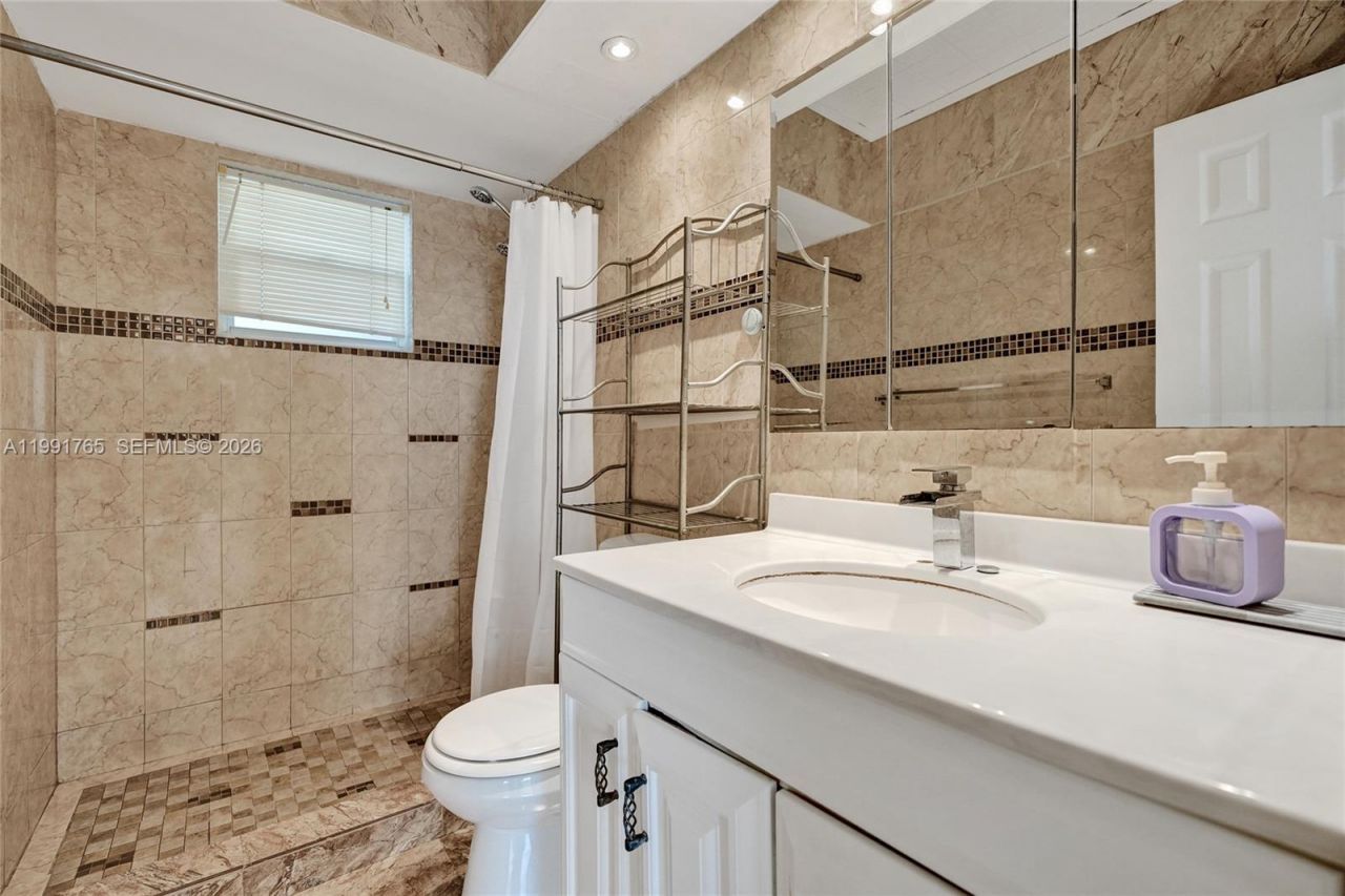 3181 S Ocean Dr , Unit 305, Hallandale Beach, FL 33009 Photo