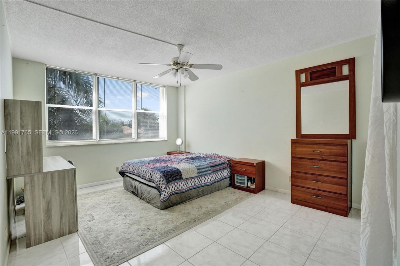 3181 S Ocean Dr , Unit 305, Hallandale Beach, FL 33009 Photo