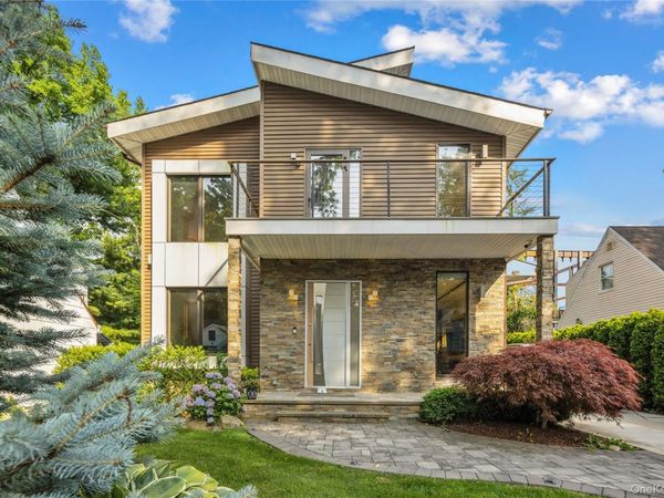 3 Hewlett Place , Great Neck, NY 11024