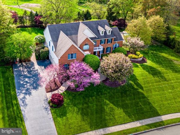 5 ERIN COURT , KENDALL PARK, NJ 08824