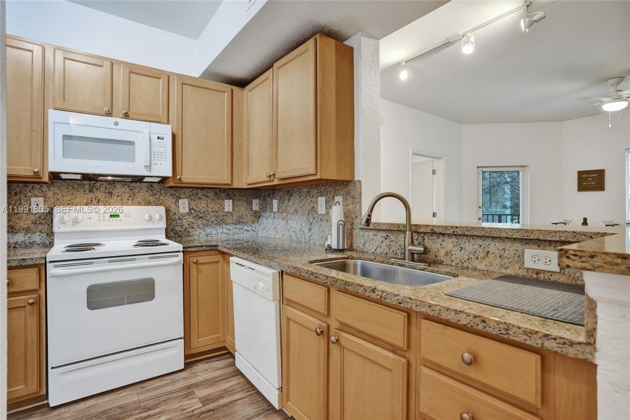 6001 SW 70th St , Unit 252, South Miami, FL 33143 Photo