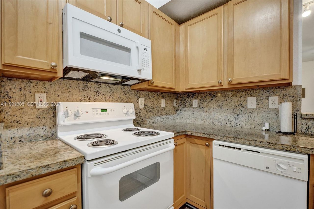 6001 SW 70th St , Unit 252, South Miami, FL 33143 Photo