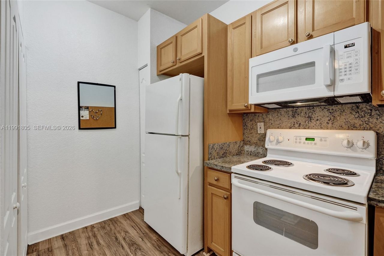 6001 SW 70th St , Unit 252, South Miami, FL 33143 Photo