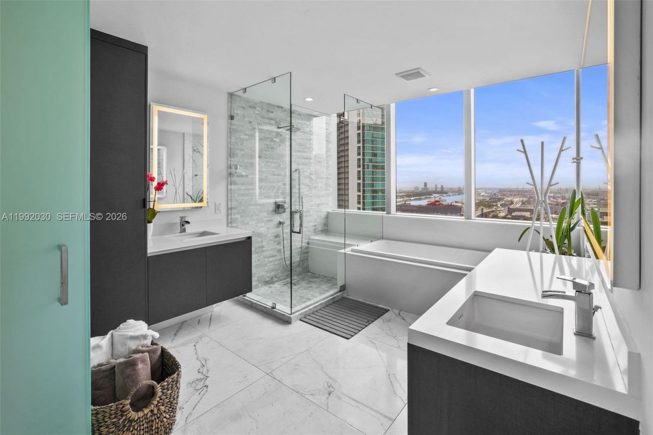 851 NE 1st Ave, Unit 3211, Miami, FL 33132 Photo