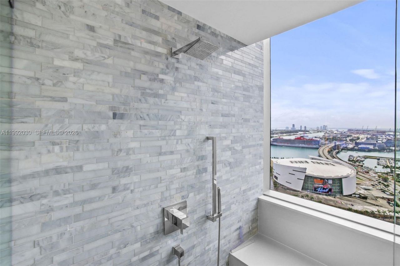 851 NE 1st Ave, Unit 3211, Miami, FL 33132 Photo